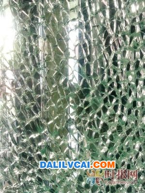 另一小區(qū)住戶同樣遇到了玻璃碎裂的情況 另一小區(qū)住戶同樣遇到了玻璃碎裂的情況