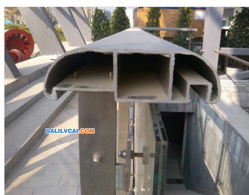 求購玻璃欄桿扶手鋁型材現場產品圖