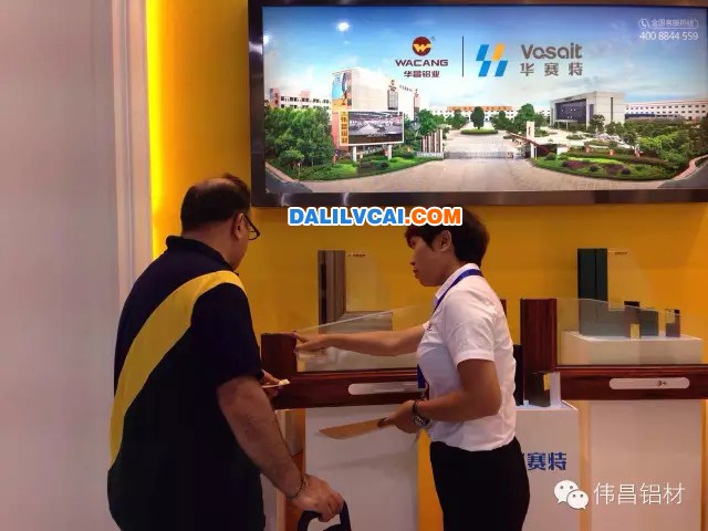 前來(lái)參觀華賽特上海建博會(huì)展廳的客人