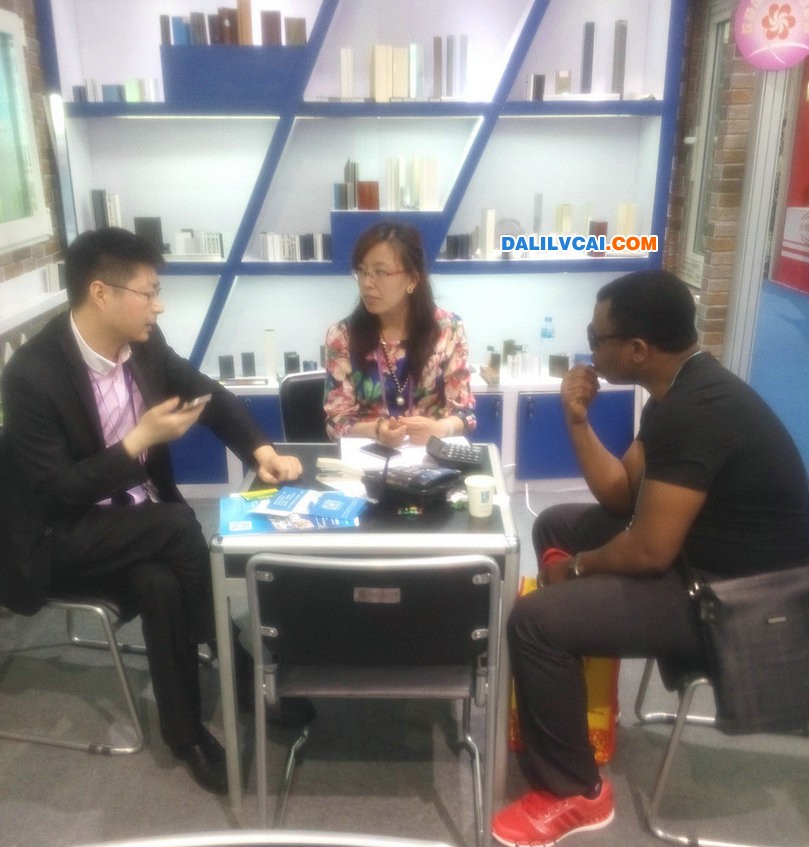 往期117屆廣交會棟明鋁業(yè)展廳接待外國客戶