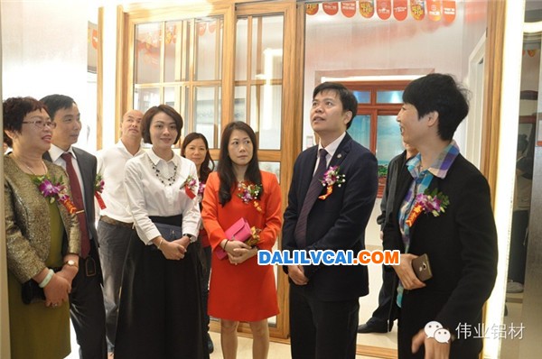圖為偉業(yè)鋁材眾領(lǐng)導(dǎo)參觀石家莊門窗體驗(yàn)館