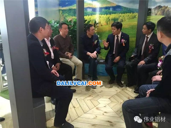 潘董事長和經(jīng)銷商朋友們親切會談
