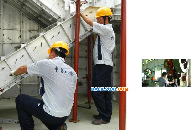 中粵鋁模板工作人員正在現(xiàn)場組裝建筑鋁模板