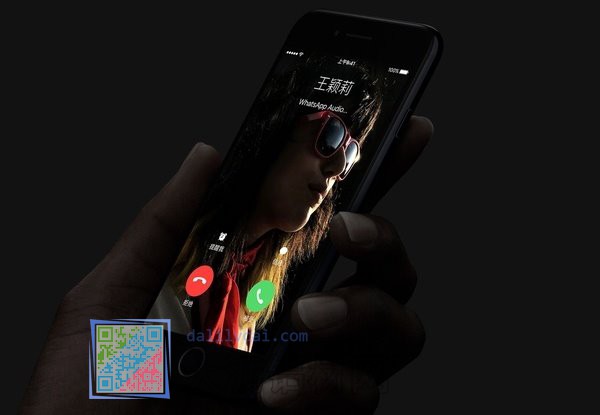 iPhone7亮光黑版手機打電話時的效果