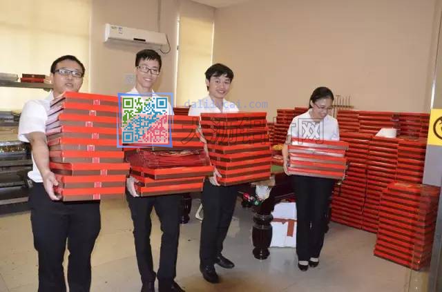 14737484366760.jpg 華昌鋁業(yè)中秋月餅發(fā)放現(xiàn)場