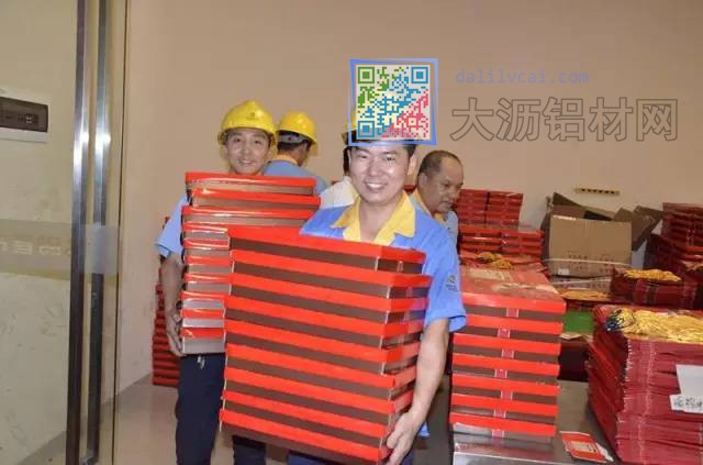 14737484282923.jpg 華昌鋁業(yè)員工領(lǐng)到月餅