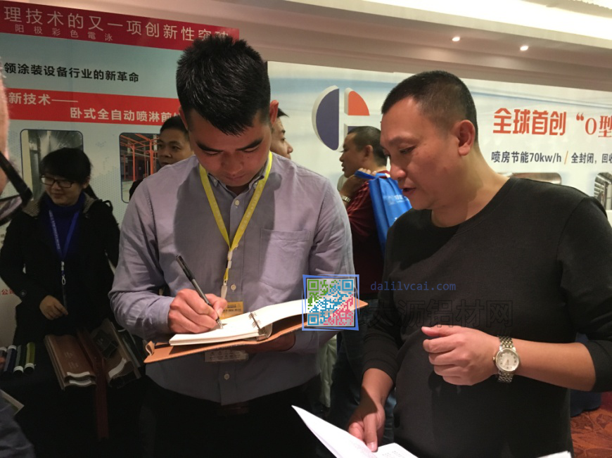 鋁材客商現(xiàn)場洽談，促成交易