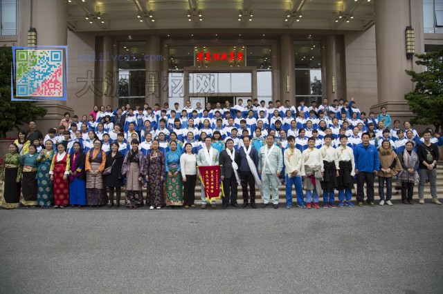 佛山一中西藏班學(xué)生進(jìn)入堅(jiān)美鋁業(yè)車間參觀學(xué)習(xí)