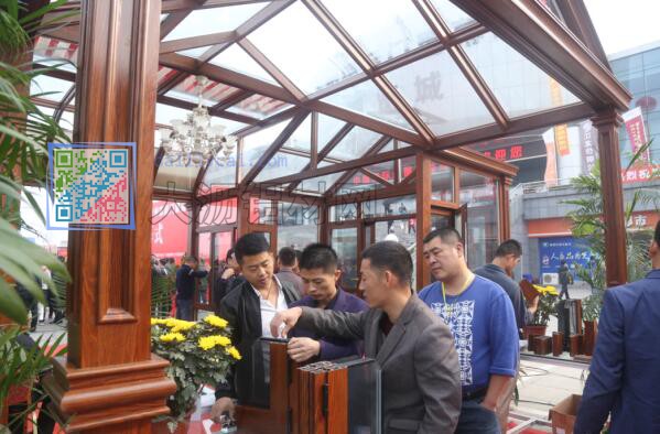 中國家居門窗博覽會(huì)現(xiàn)場參觀陽光房鋁型材