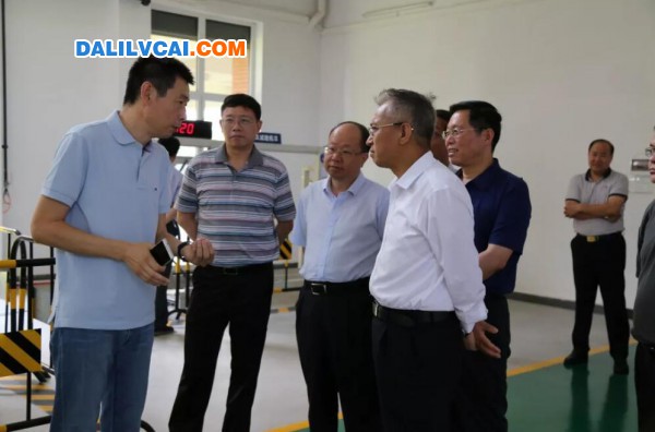 貝克洛總經(jīng)理巢立澤向陳良賢副省長一行詳細介紹公司情況