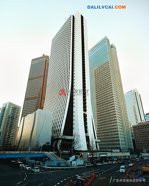 隨著城市化和基礎設施建設的加快， 建筑模板在建筑工程中發(fā)揮了重要的作用。 好的建筑模板打造出的工程質量更高。