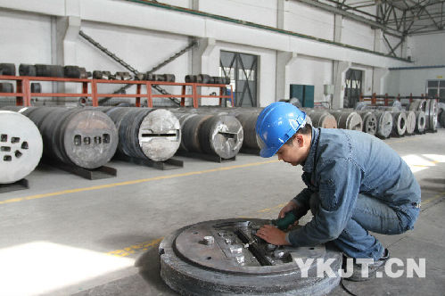 輕合金公司修模一班成員正在修理鋁材模具