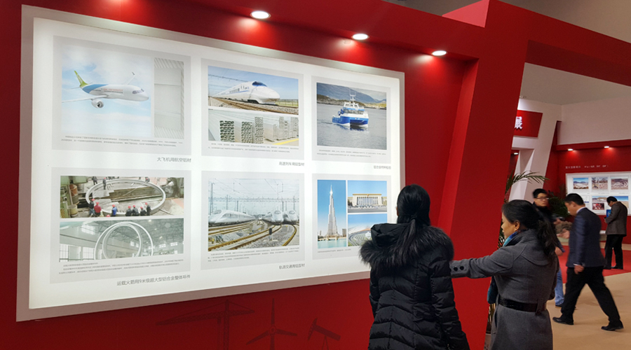 客人正在參觀叢林集團(tuán)展廳