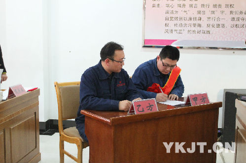 輕合金公司營(yíng)銷中心負(fù)責(zé)人分別與銷售組長(zhǎng)簽訂《銷售人員承諾書》和《保密協(xié)議》
