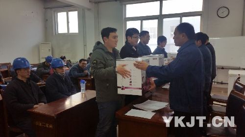 輕合金公司在擠壓項(xiàng)目二部會(huì)議室舉行簡(jiǎn)短的頒獎(jiǎng)儀式
