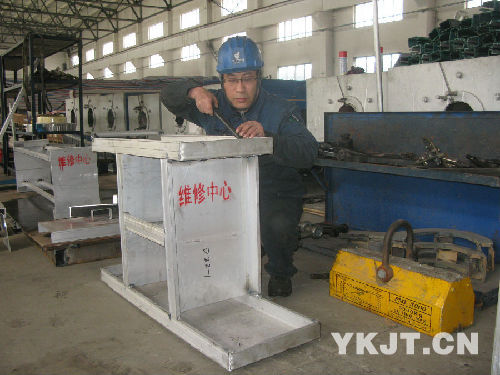 輕合金公司職工對(duì)焊接后的檢修車進(jìn)行打磨