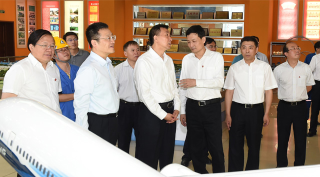 王勇在中鋁貴州企業(yè)展示中心聽取企業(yè)改革發(fā)展等情況匯報(bào)