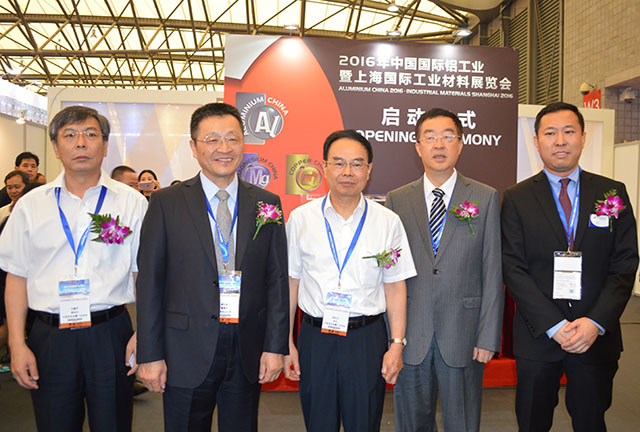 陳全訓(xùn)（中）、葛紅林（左二）、敖宏（右二）出席中國國際鋁工業(yè)展覽會(huì)
