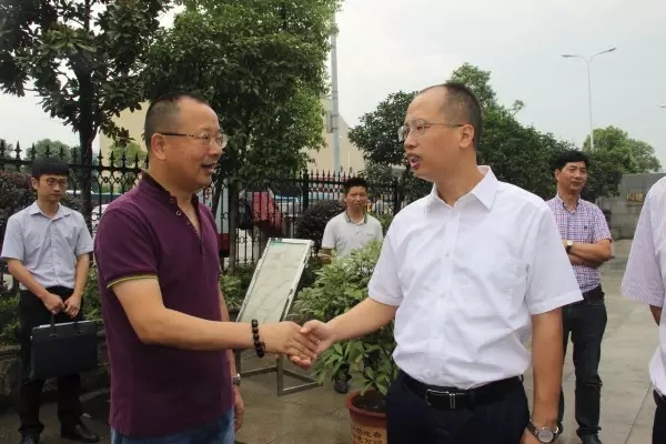 振升鋁業(yè)董事長段軍如(左)迎接周春暉區(qū)長(右)蒞臨公司考察