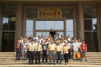 江西經(jīng)分銷商和堅(jiān)美鋁業(yè)領(lǐng)導(dǎo)合影 