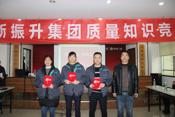 新振升集團(tuán)行政保障總監(jiān)王集林為冠軍隊(duì)頒獎(jiǎng)