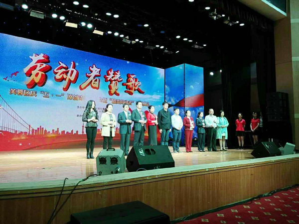 振升維修班長李星球(左三)獲得芙蓉區(qū)總工會“最美勞動者”表彰