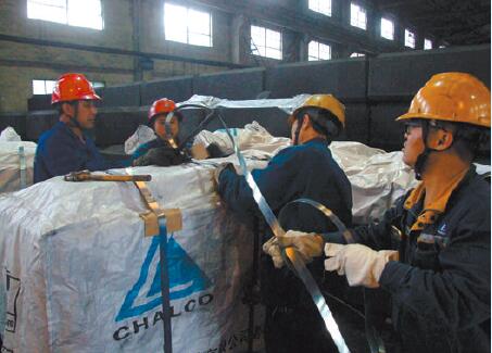 中國鋁業(yè)貴州分公司碳素事業(yè)部員工正在打包陽極碳塊